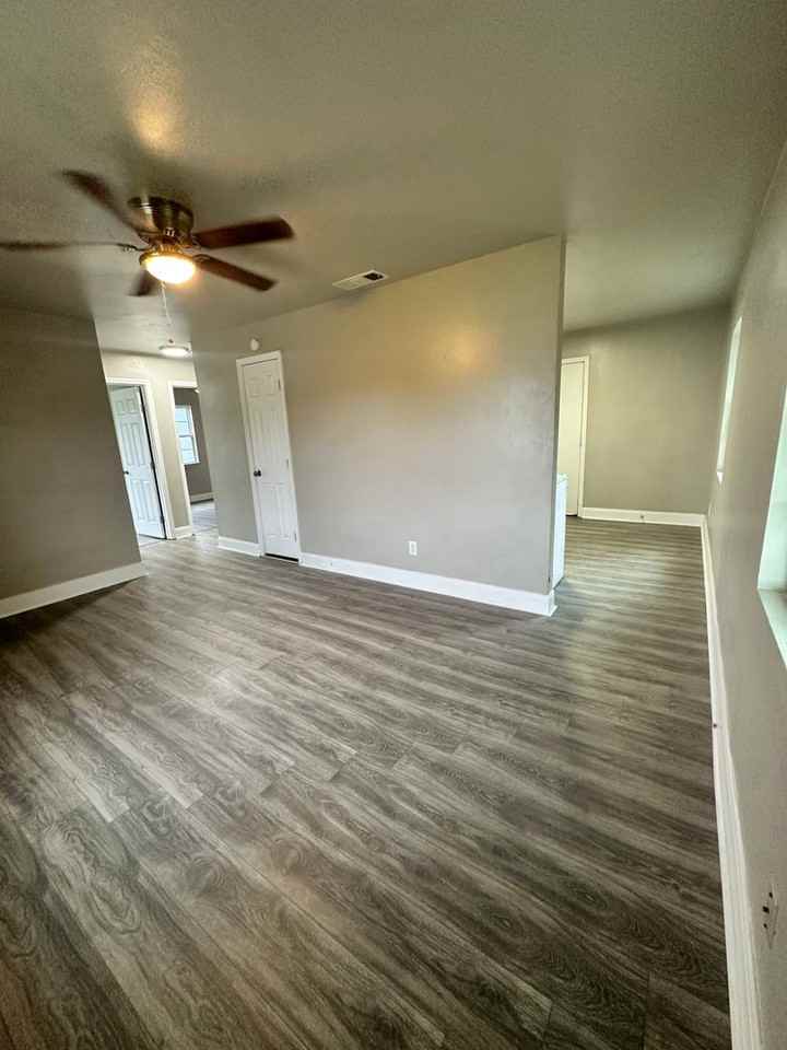 1022 Dunaway St - Photo 3 of 15