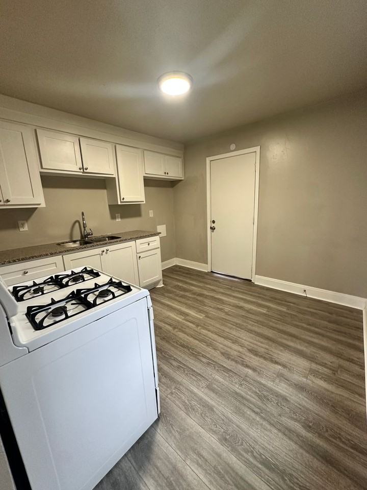 1022 Dunaway St - Photo 4 of 15