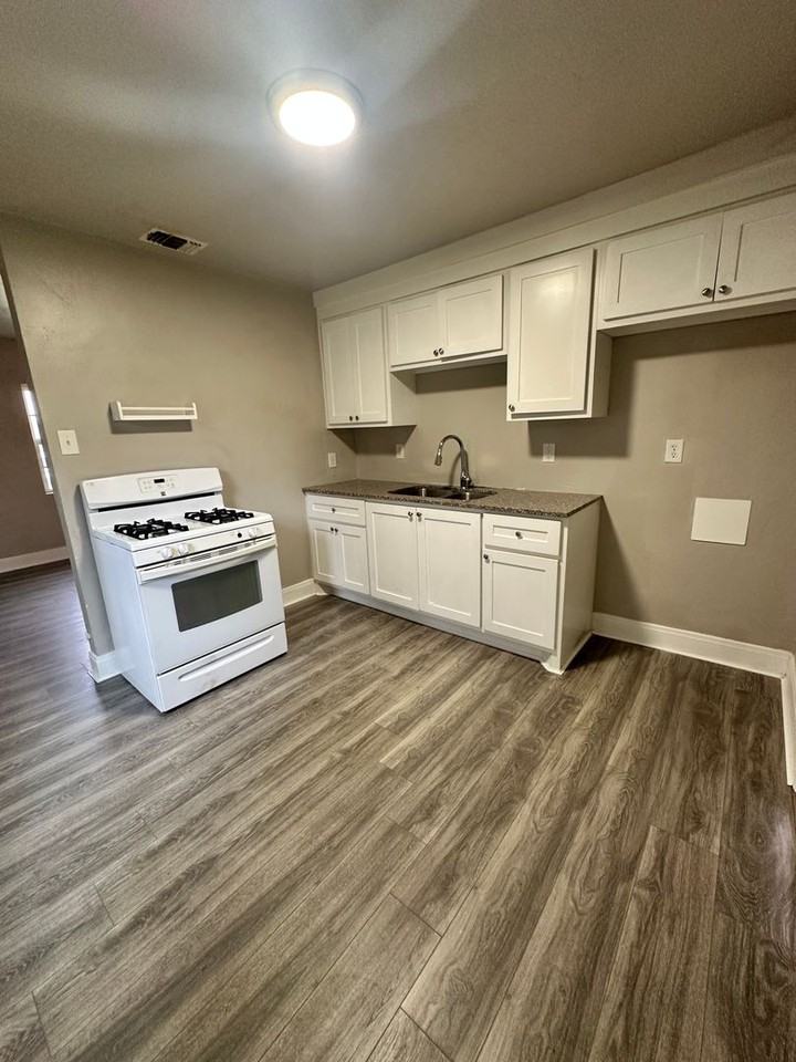 1022 Dunaway St - Photo 5 of 15