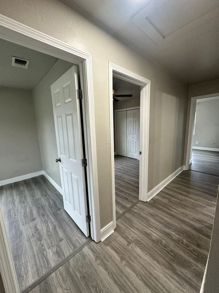 1022 Dunaway St - Photo 6 of 15