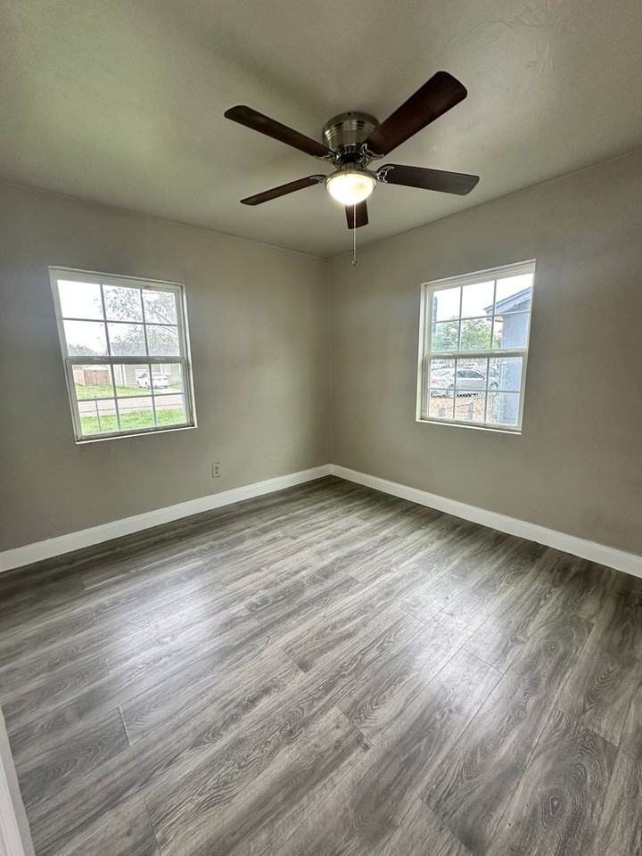 1022 Dunaway St - Photo 7 of 15