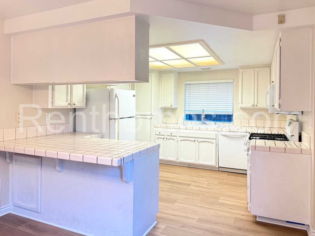 10222 Rancho Carmel Dr - Photo 4 of 27