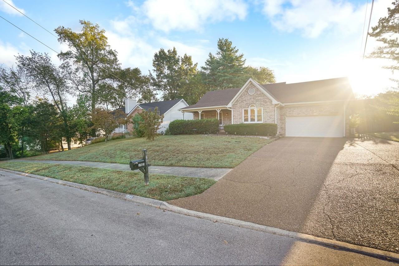 1503 Birchwood Cir - Photo 4 of 31
