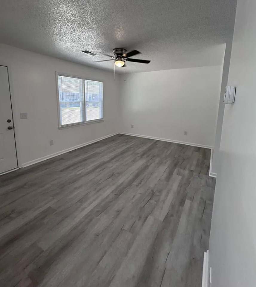805 Central Dr - Photo 2 of 10