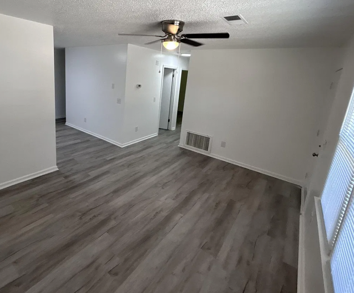 805 Central Dr - Photo 3 of 10