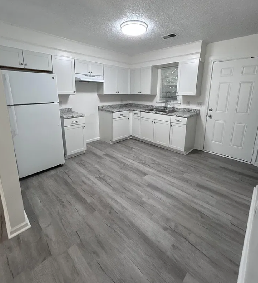 805 Central Dr - Photo 4 of 10
