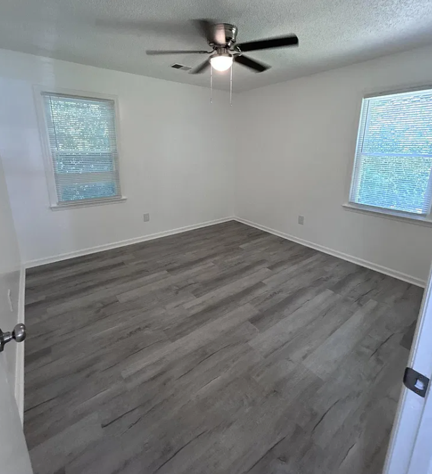 805 Central Dr - Photo 7 of 10