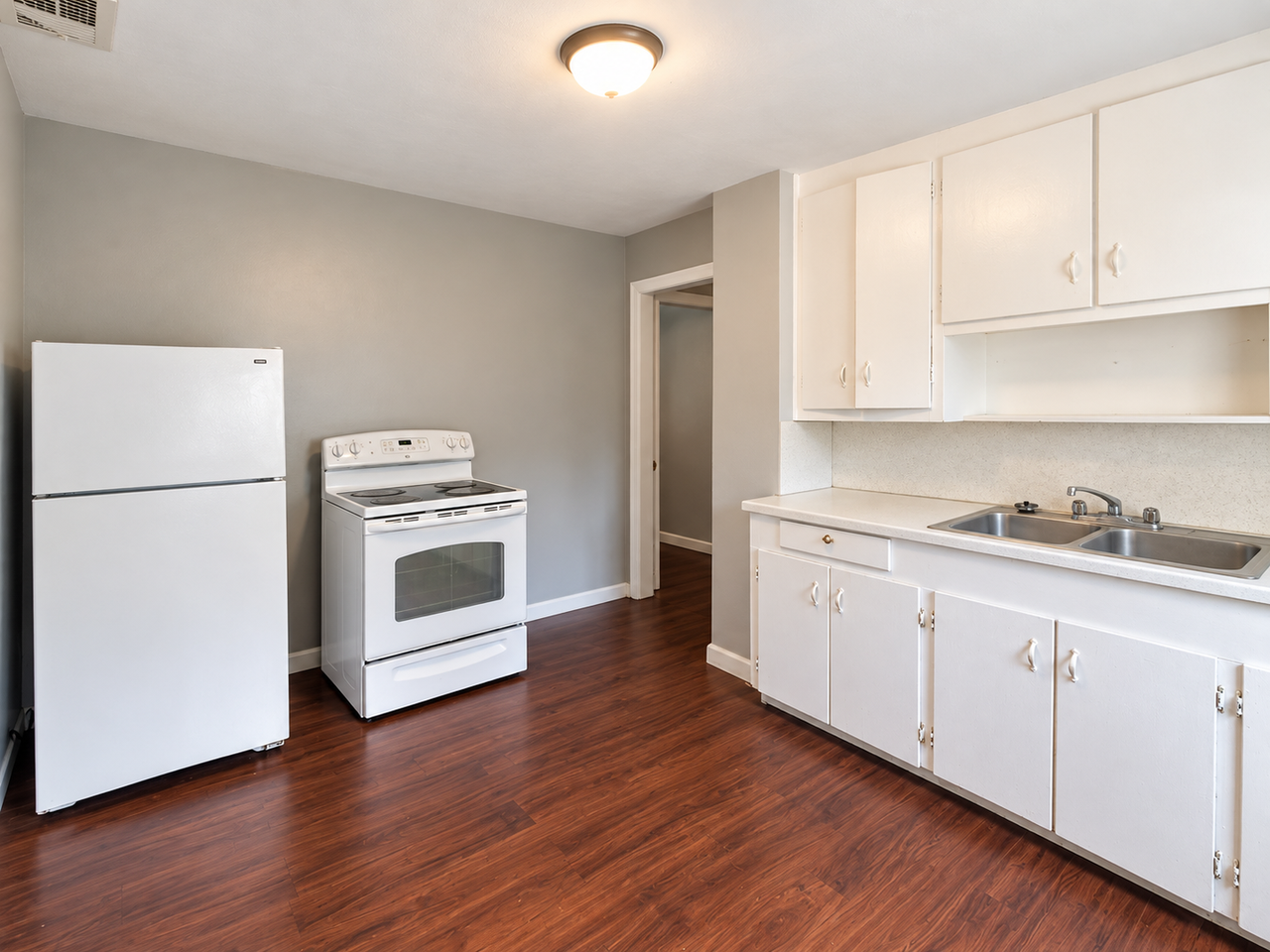 821 Central Dr - Photo 4 of 11