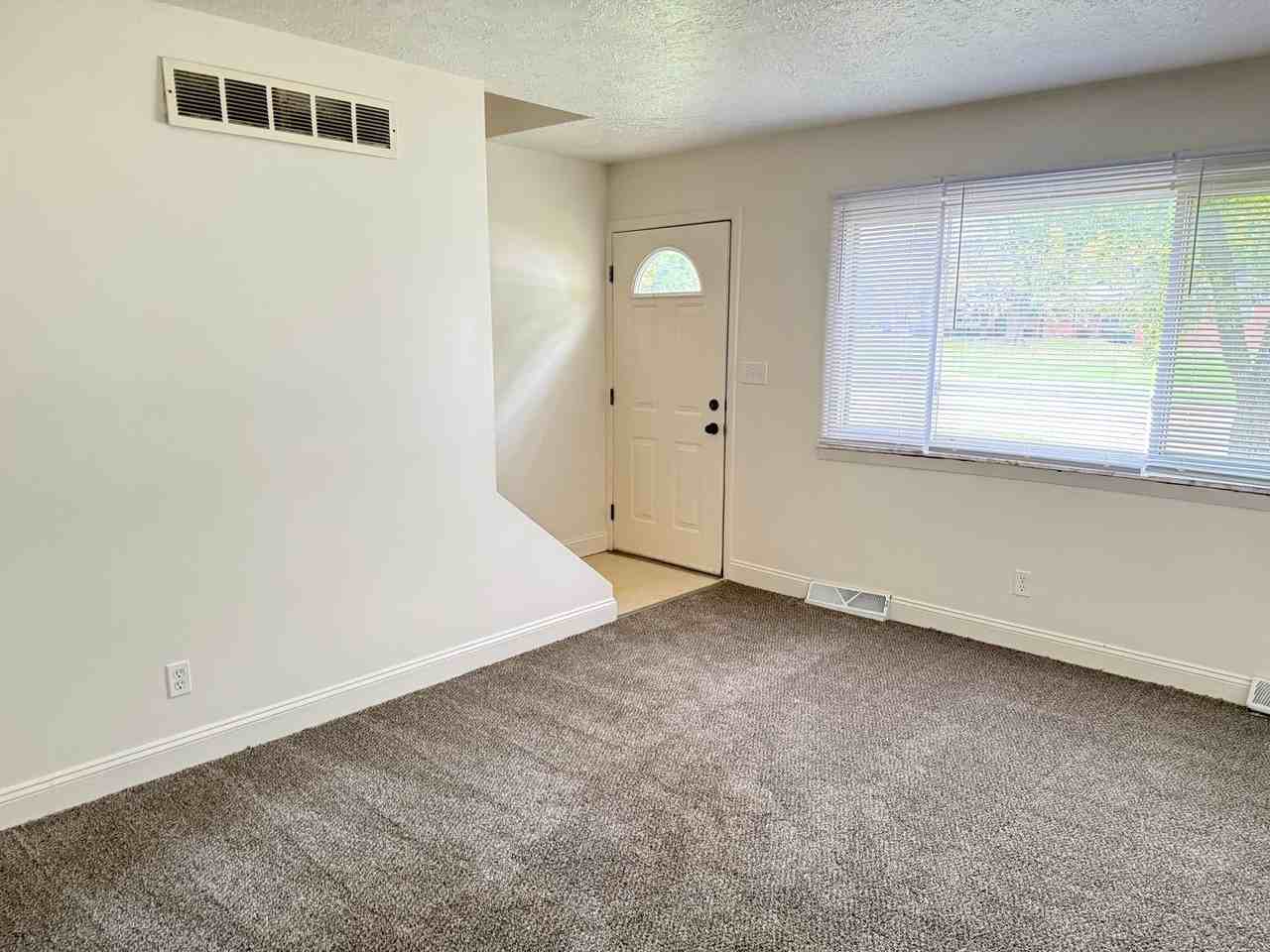 1002 N School St #5 - Photo 3 of 8