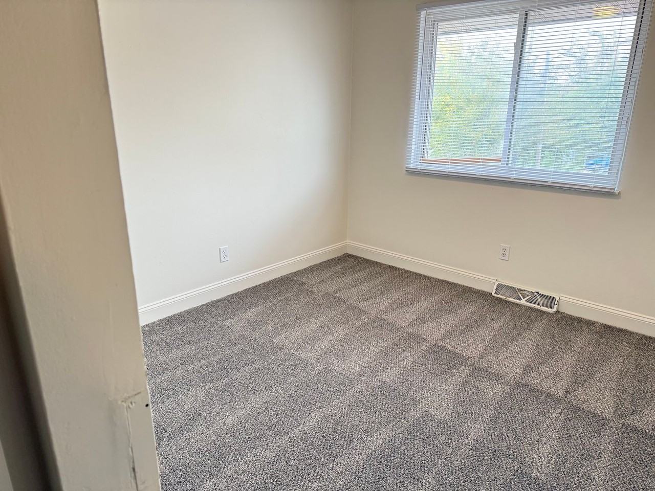 1002 N School St #5 - Photo 4 of 8