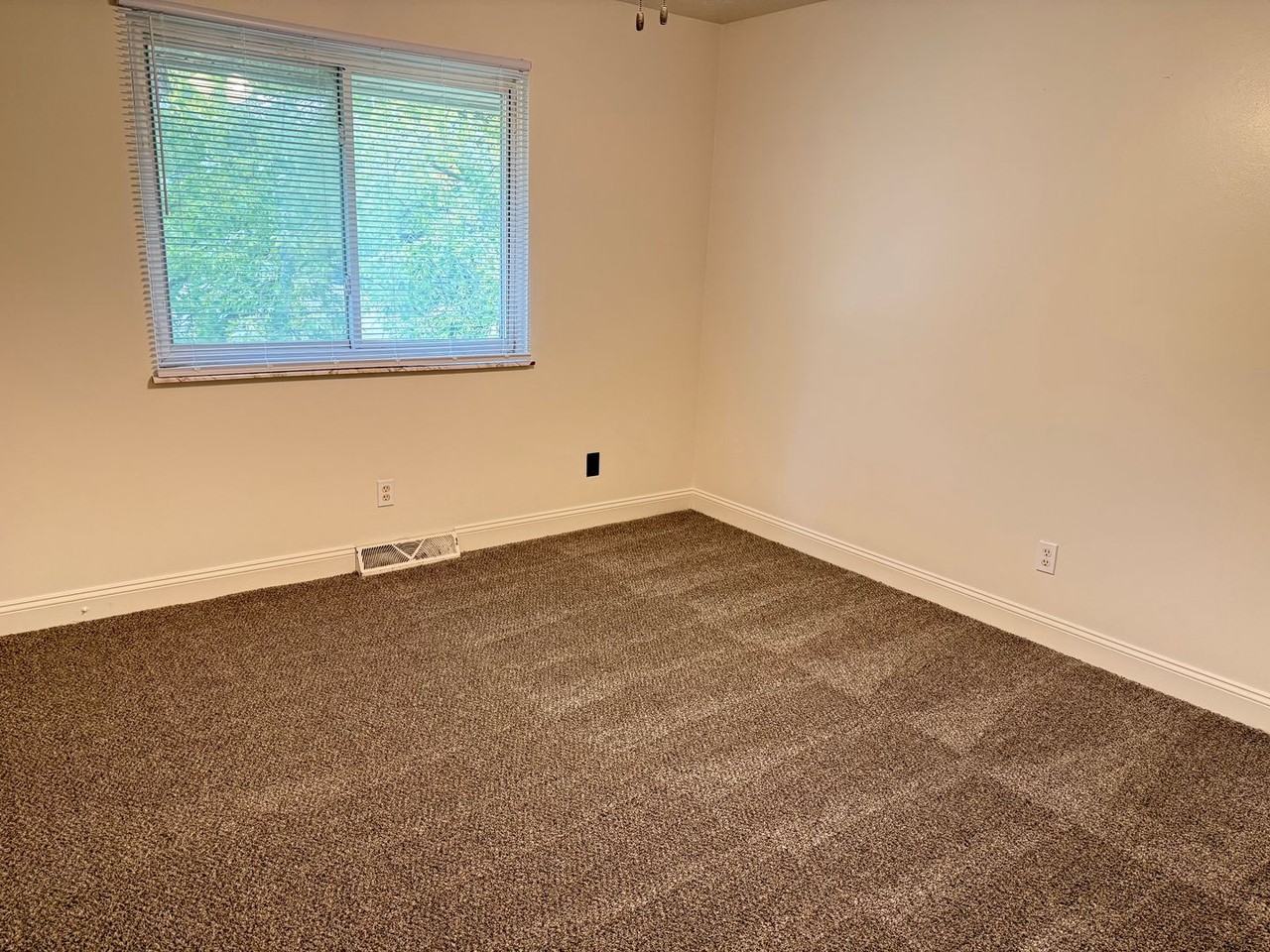 1002 N School St #5 - Photo 6 of 8