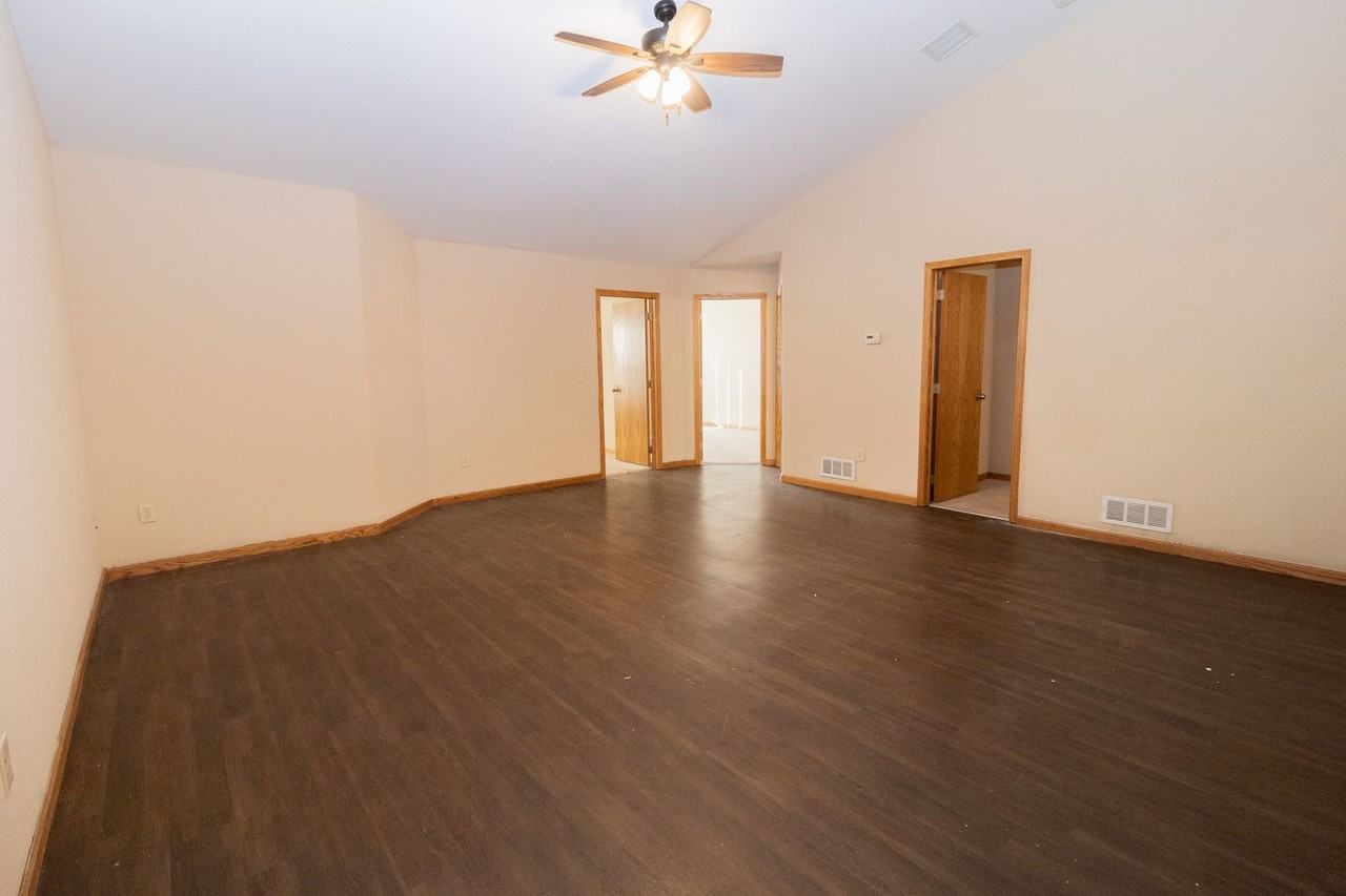 1603 Clover Dr - Photo 3 of 23