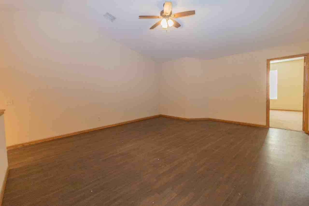 1603 Clover Dr - Photo 4 of 23