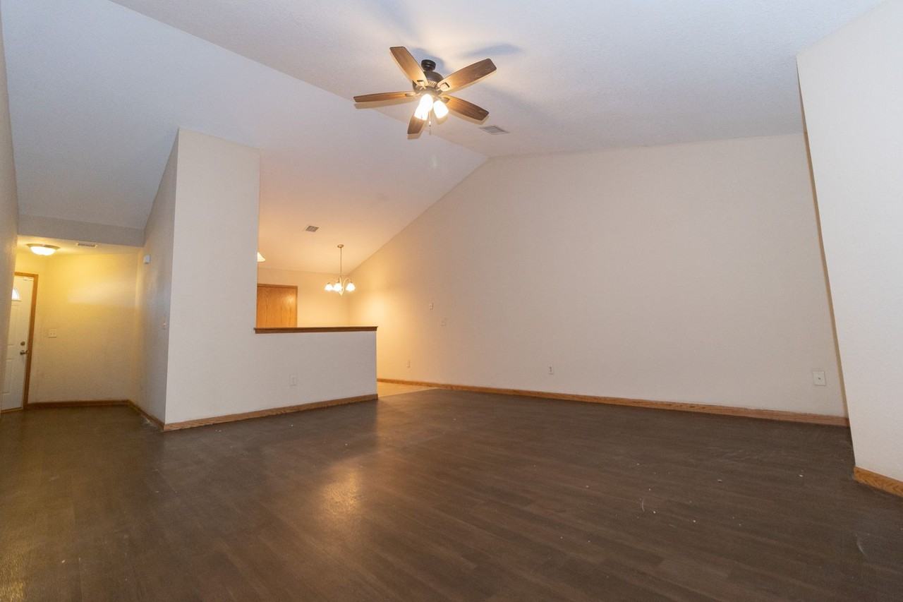 1603 Clover Dr - Photo 5 of 23