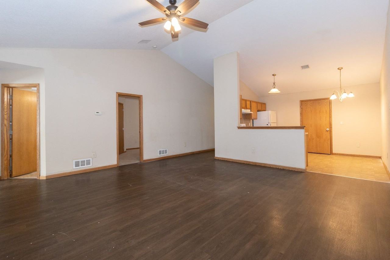 1603 Clover Dr - Photo 6 of 23