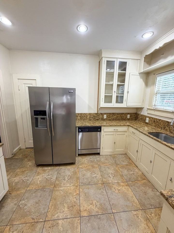 411 Sw 10th St - Photo 6 of 27
