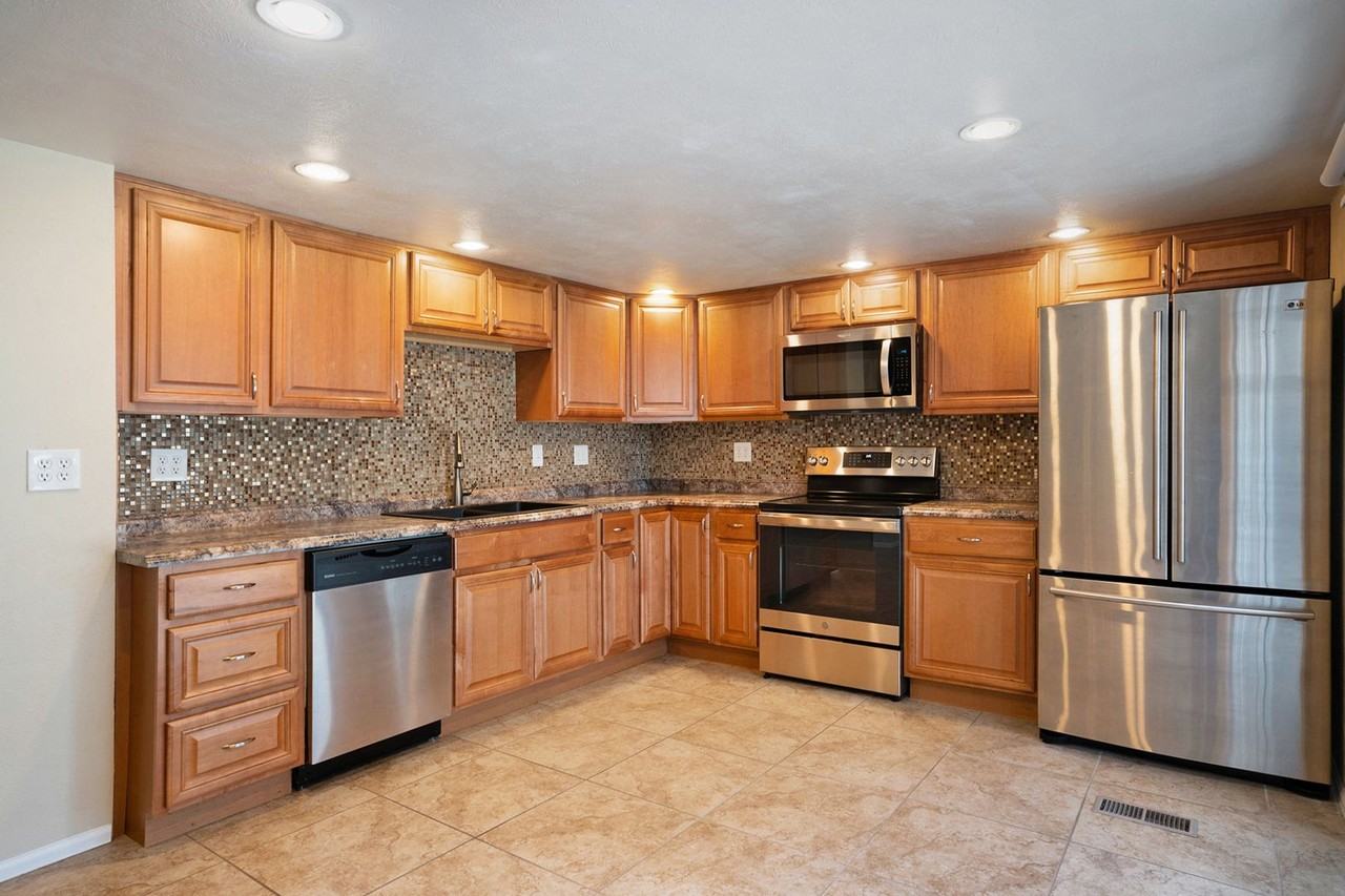 414 Cobblestone Dr - Photo 5 of 22
