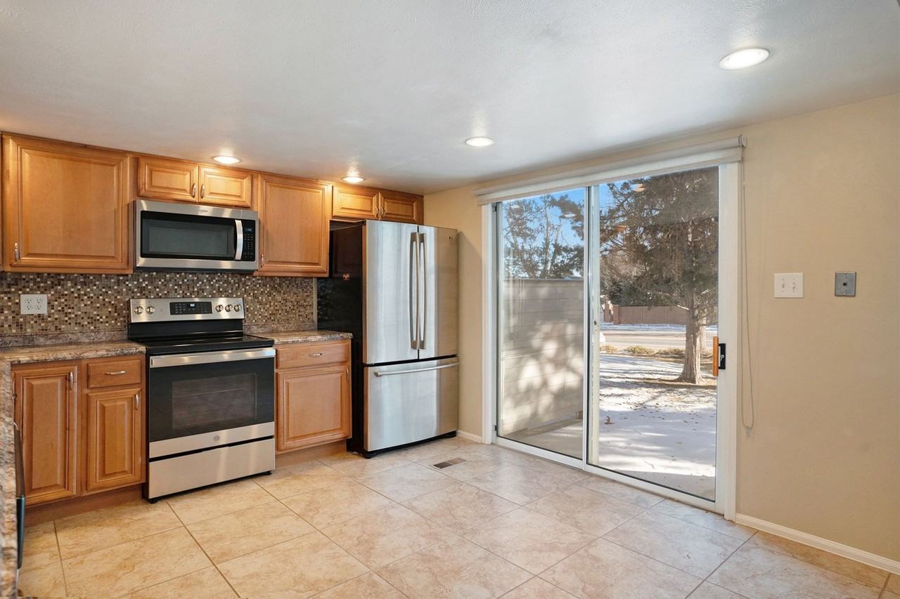 414 Cobblestone Dr - Photo 6 of 22