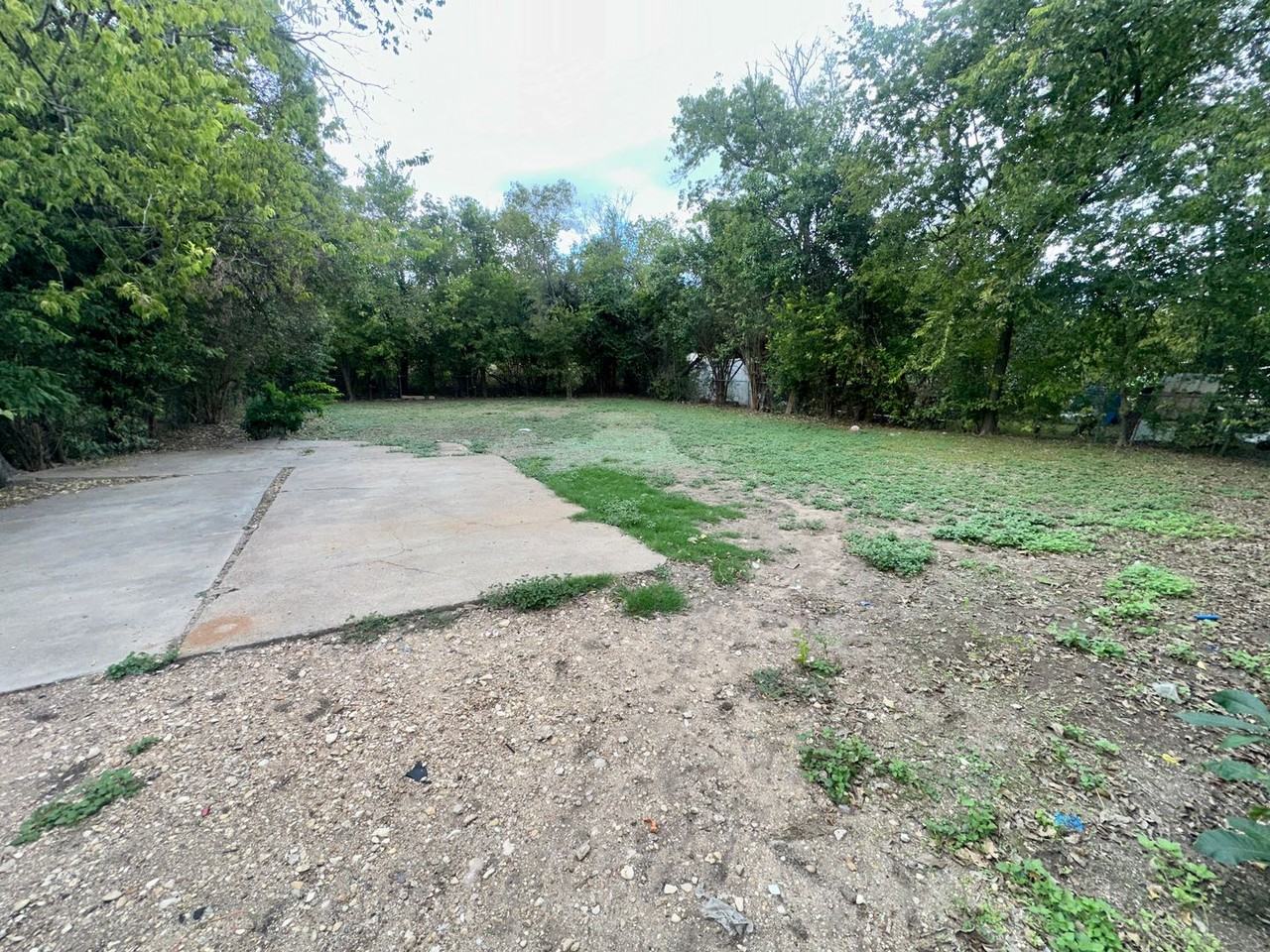 1003 E Avenue G - Photo 2 of 11