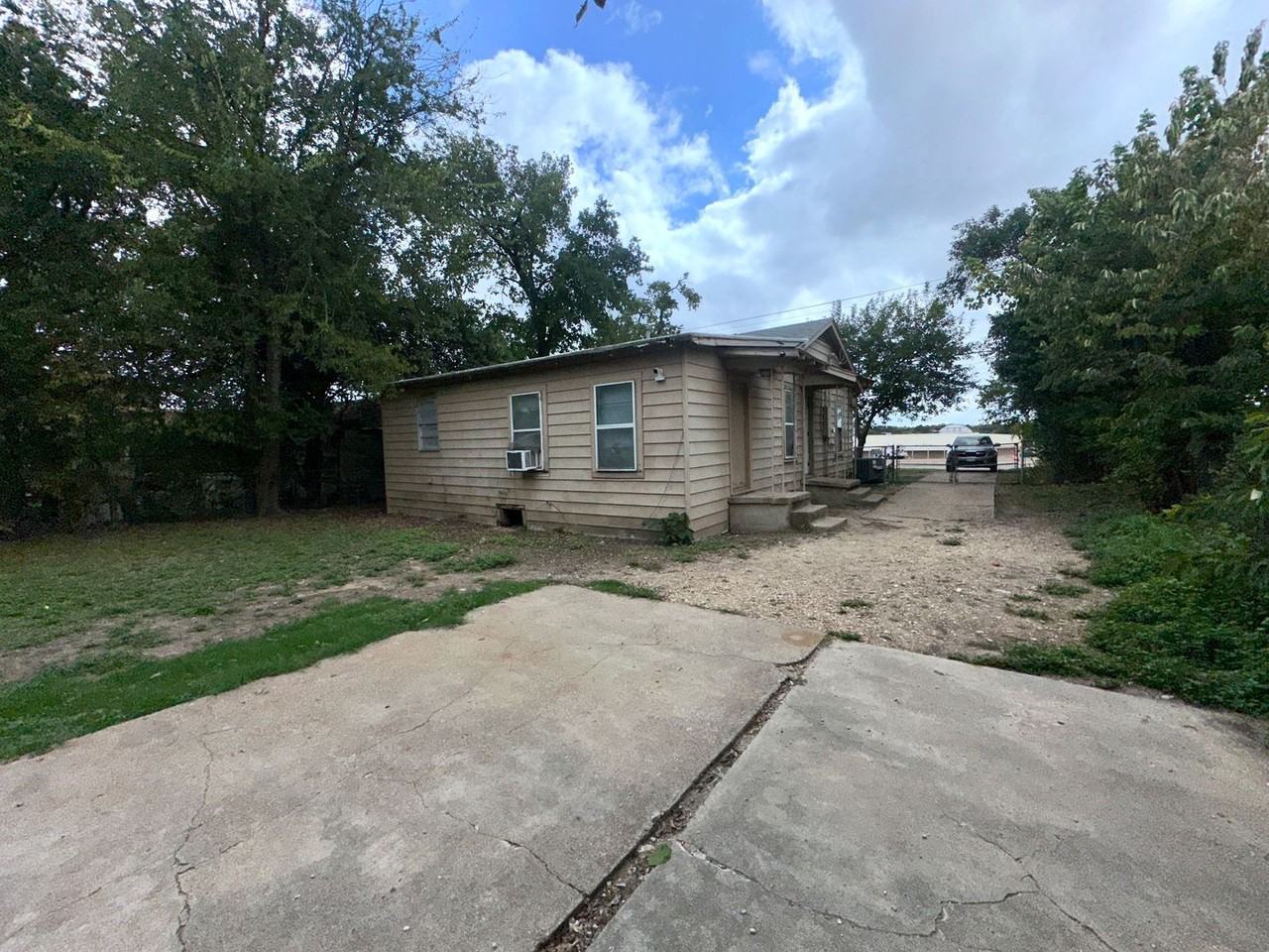 1003 E Avenue G - Photo 3 of 11