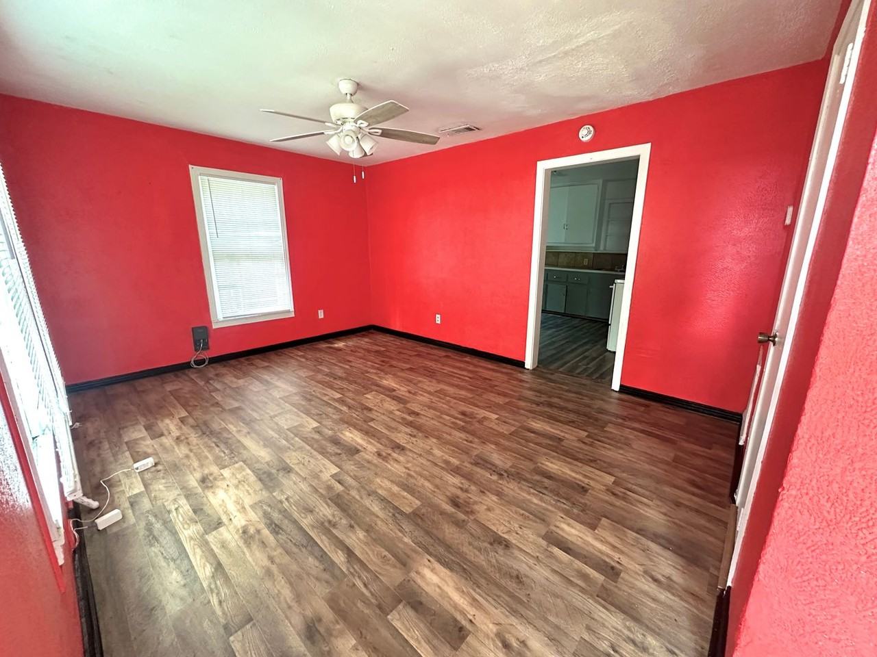 1003 E Avenue G - Photo 4 of 11