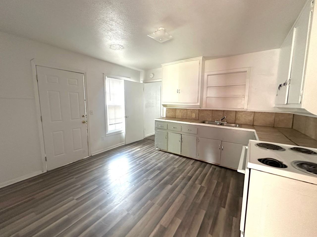 1003 E Avenue G - Photo 5 of 11