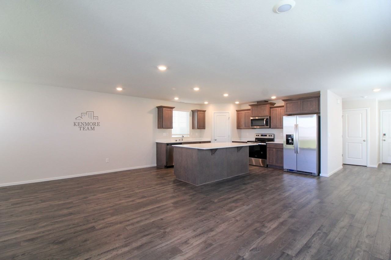 798 S Yolo Pl - Photo 3 of 14