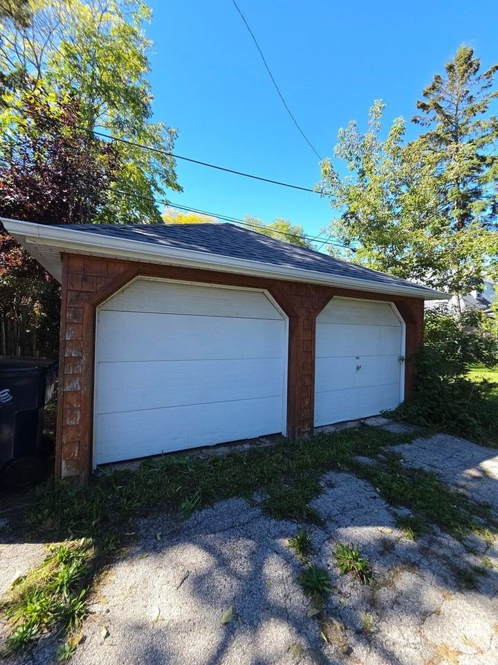 1118 E Vienna Ave - Photo 2 of 17