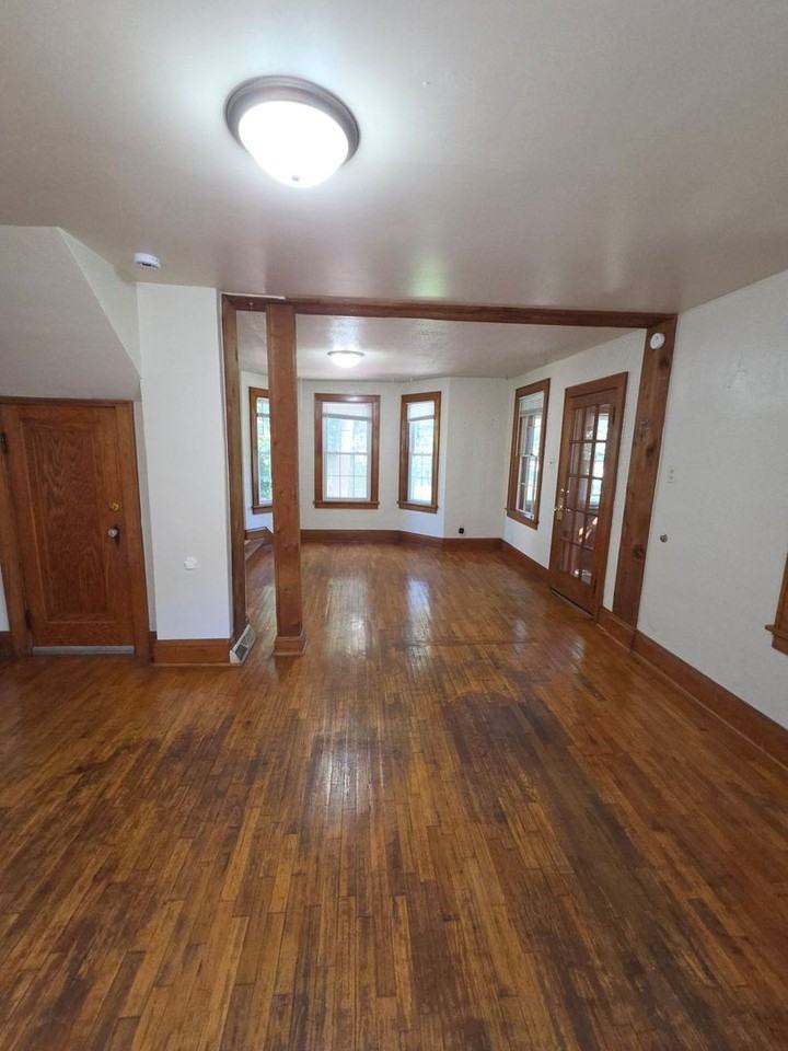 1118 E Vienna Ave - Photo 4 of 17