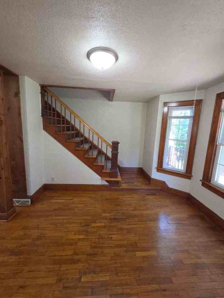 1118 E Vienna Ave - Photo 5 of 17