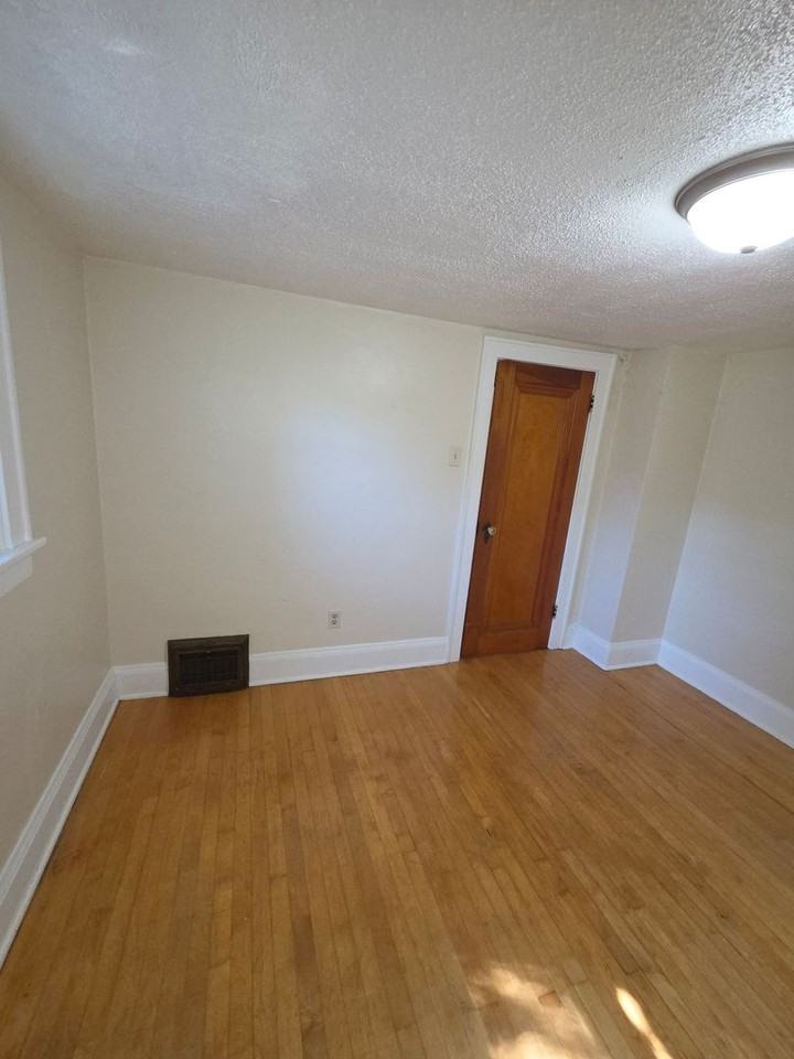 1118 E Vienna Ave - Photo 7 of 17