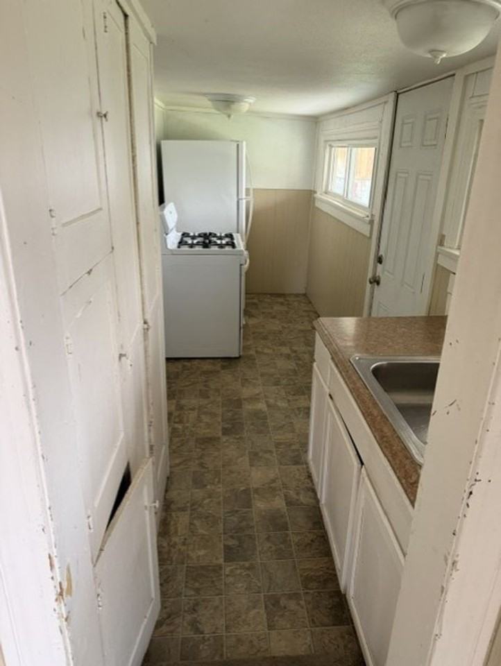 221 Wyoming Ave - Photo 2 of 5