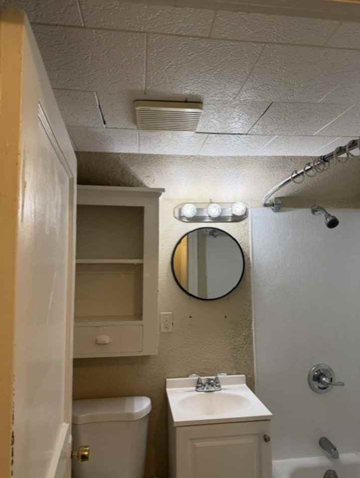 221 Wyoming Ave - Photo 3 of 5