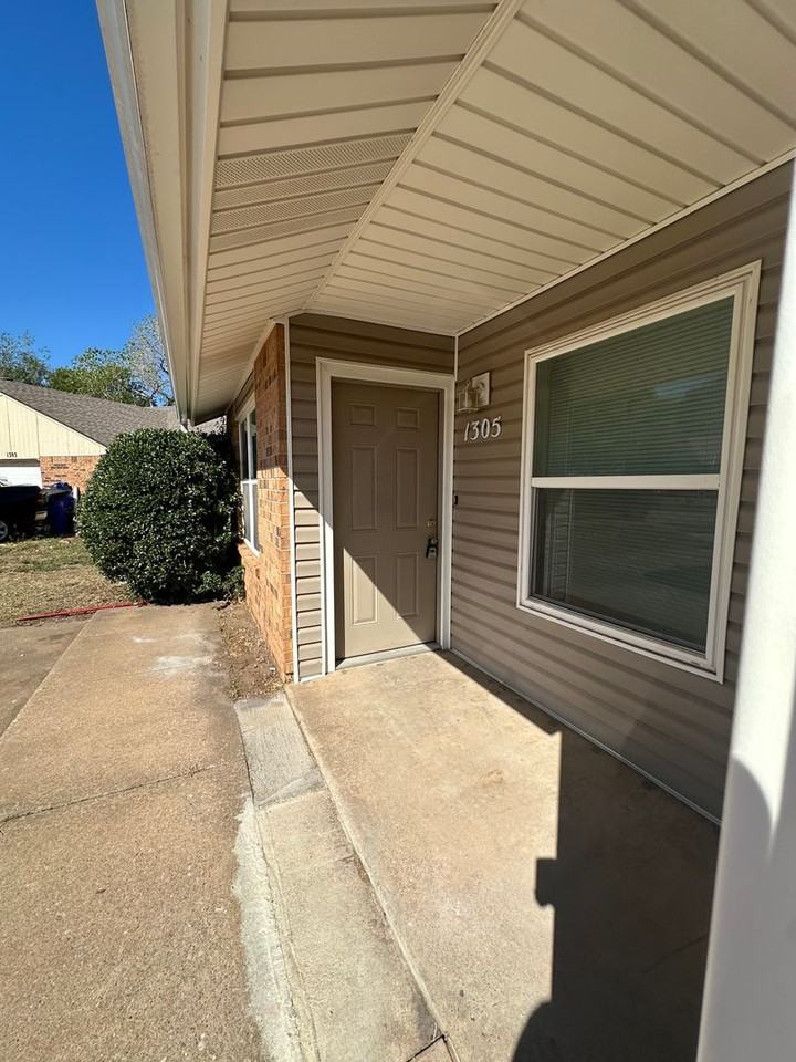 1305 Glen Oaks Ct - Photo 3 of 47