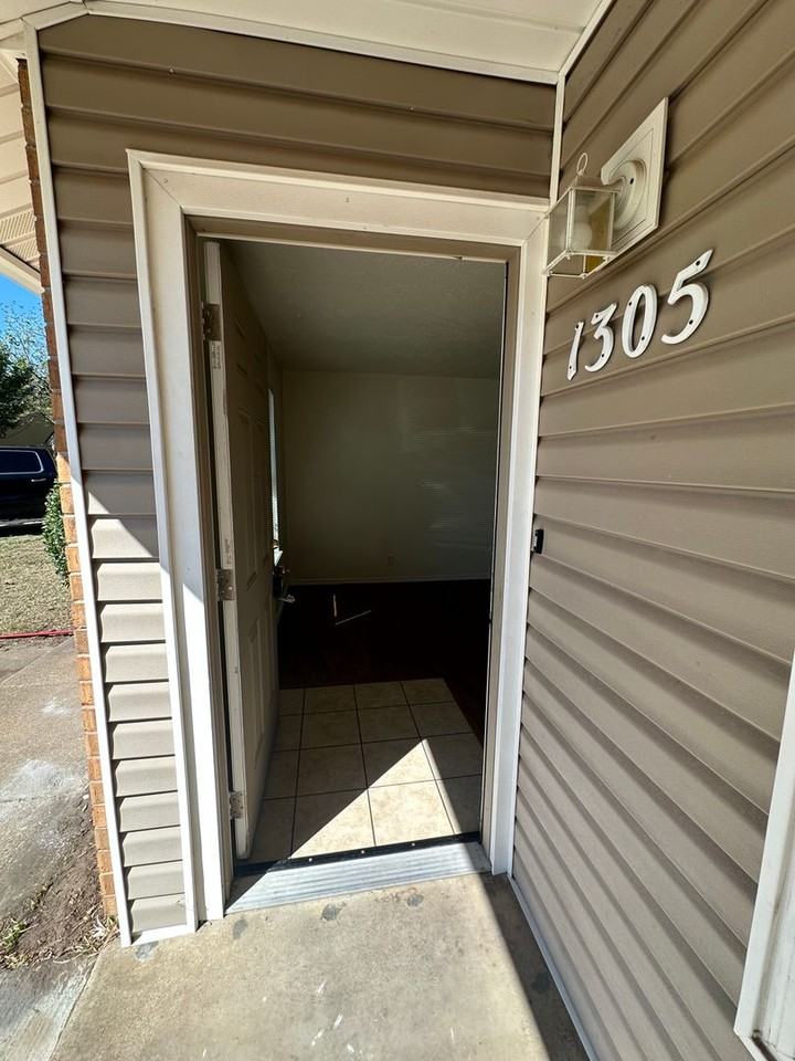 1305 Glen Oaks Ct - Photo 4 of 47