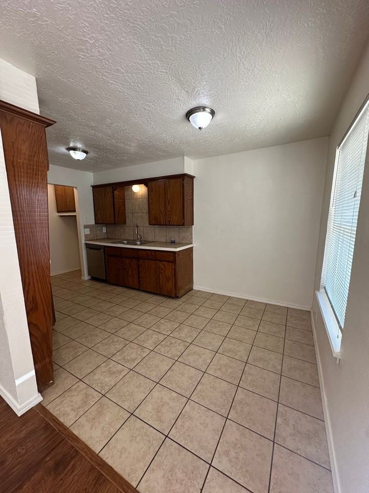 1305 Glen Oaks Ct - Photo 7 of 47