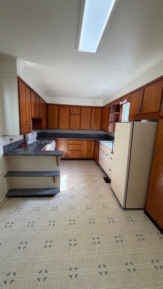 218 S 10th St - Photo 3 of 10