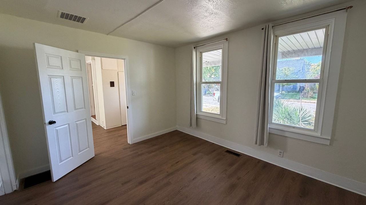 218 S 10th St - Photo 5 of 10