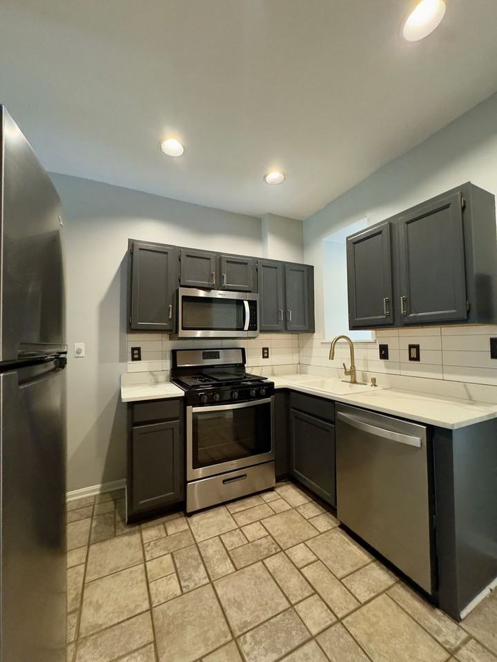 627 Harvey St - Photo 5 of 23