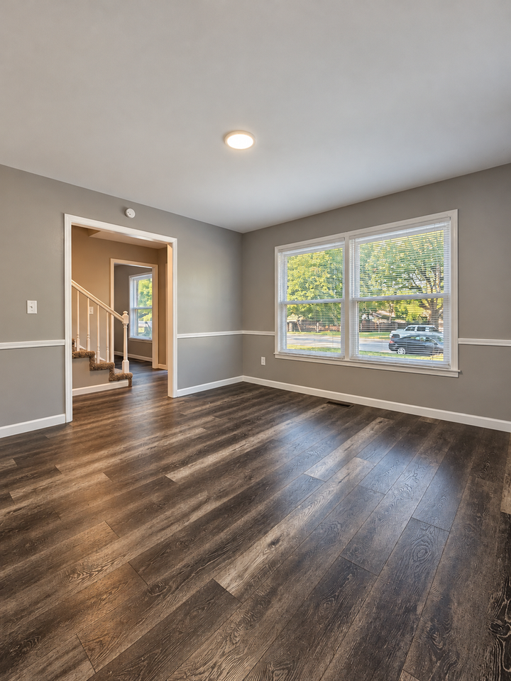2668 S Hillsboro Ave - Photo 3 of 21