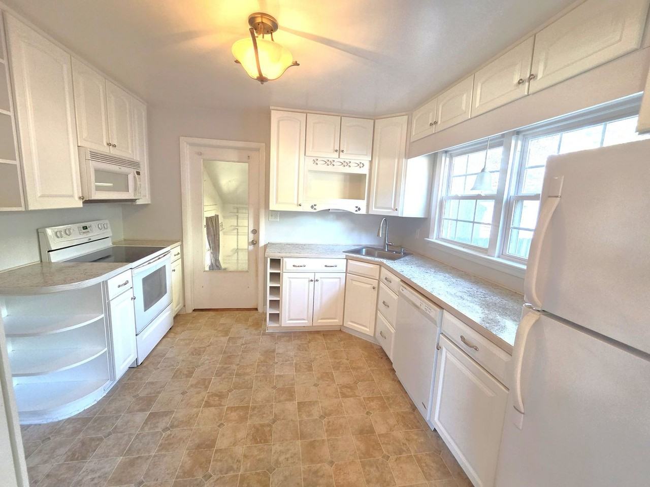 126 Albany Dr - Photo 5 of 16