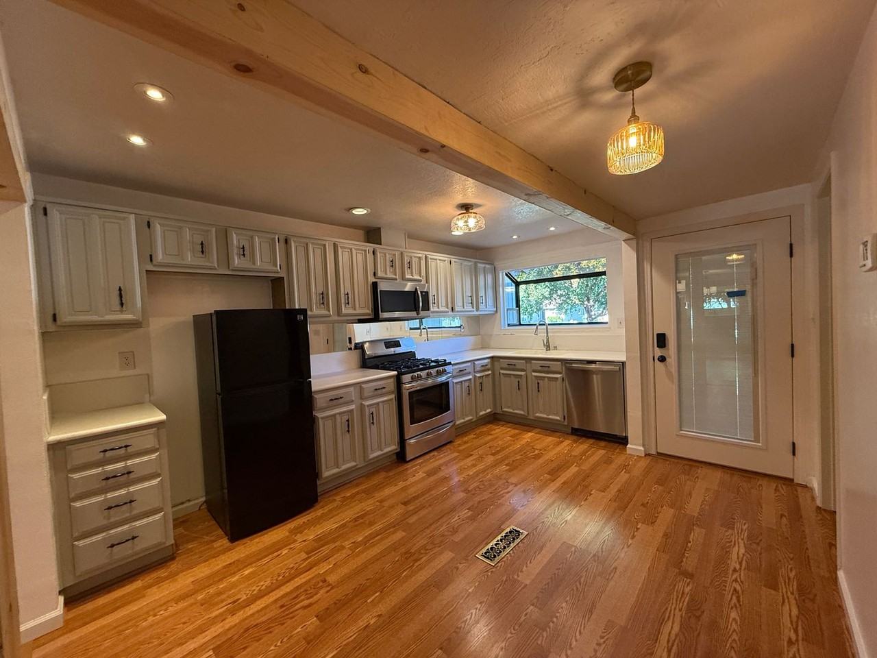 110 Bryce Way - Photo 3 of 18