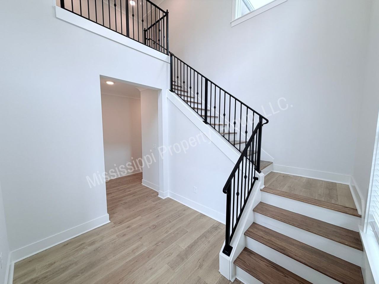 409 Stillwater Ln - Photo 3 of 43