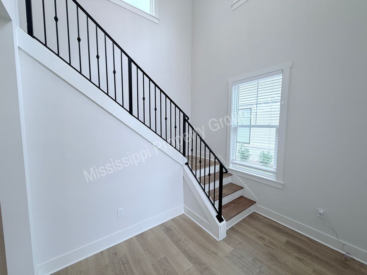 409 Stillwater Ln - Photo 4 of 43