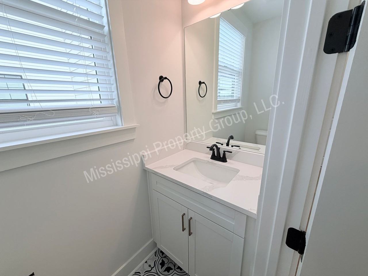 409 Stillwater Ln - Photo 7 of 43