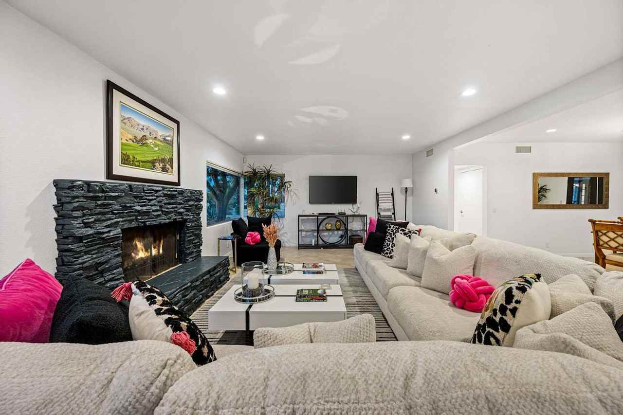 73255 Grapevine St - Photo 2 of 12