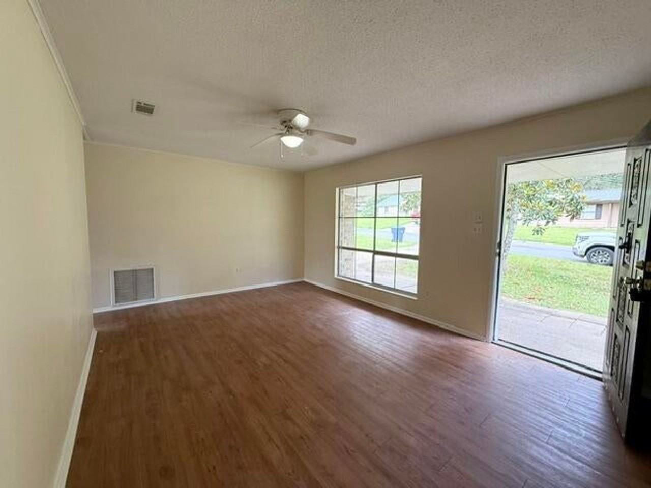 1107 Spruce St - Photo 2 of 11