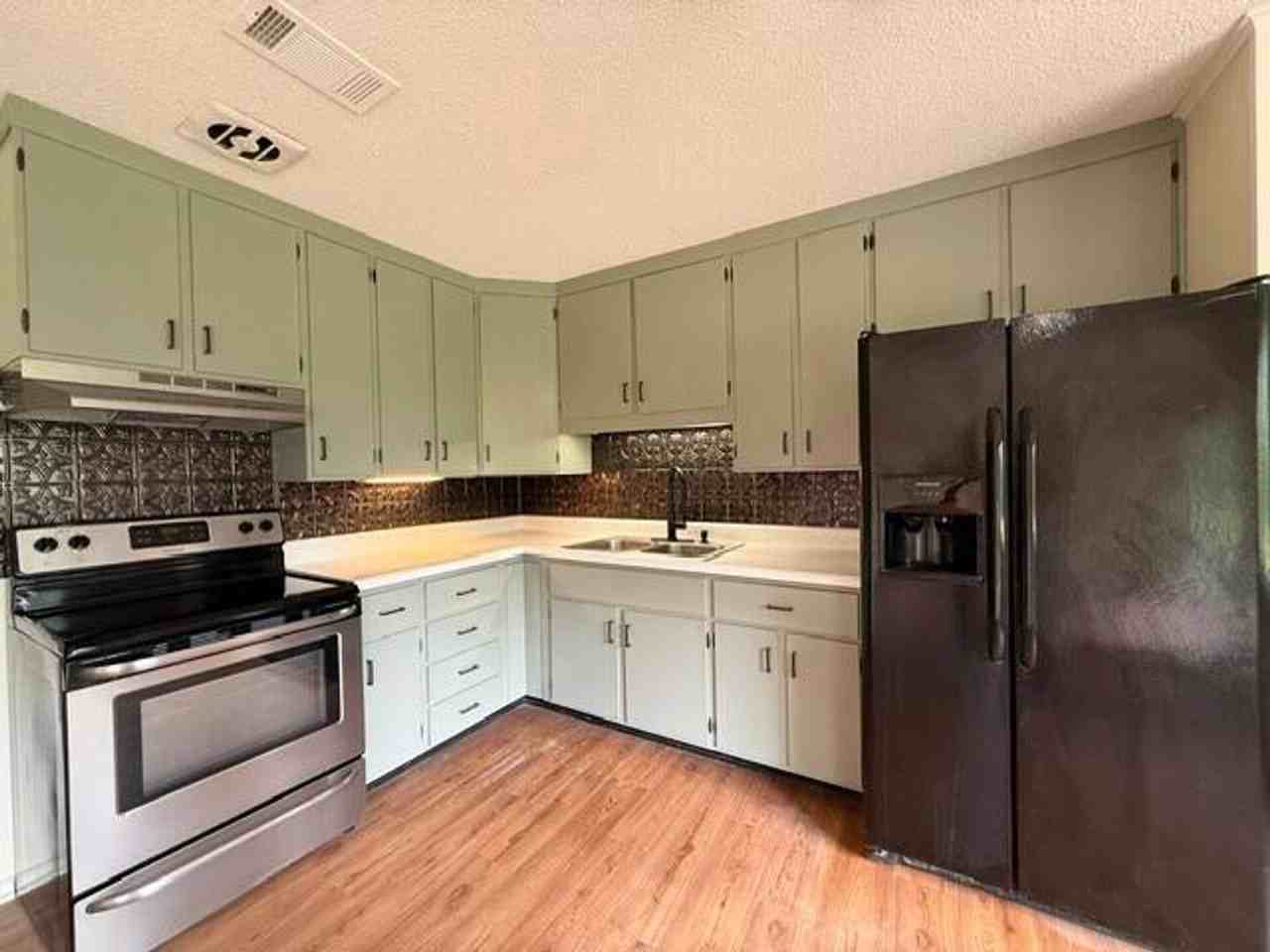 1107 Spruce St - Photo 3 of 11