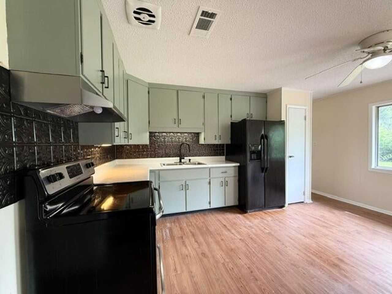 1107 Spruce St - Photo 4 of 11