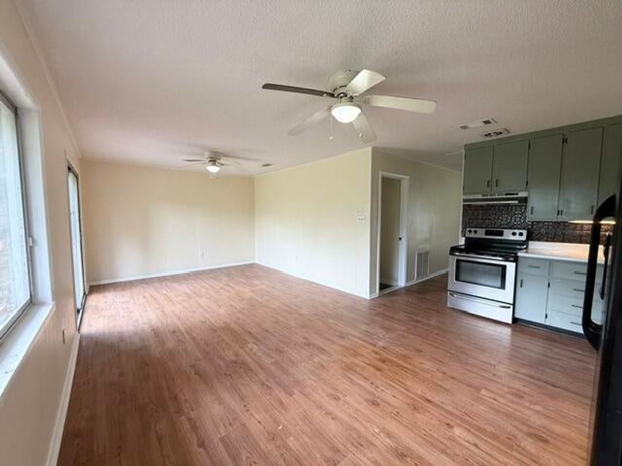 1107 Spruce St - Photo 5 of 11